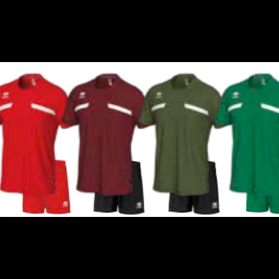 Dez fatos de treino desportivos coloridos alinhados