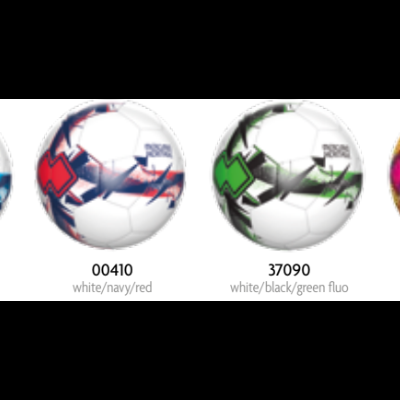 Quatro bolas de futebol coloridas com padrões gráficos geométricos