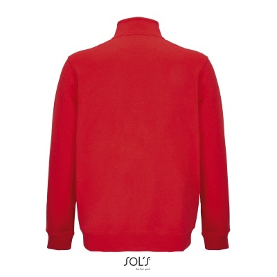 Casaco vermelho de gola alta visto de trás