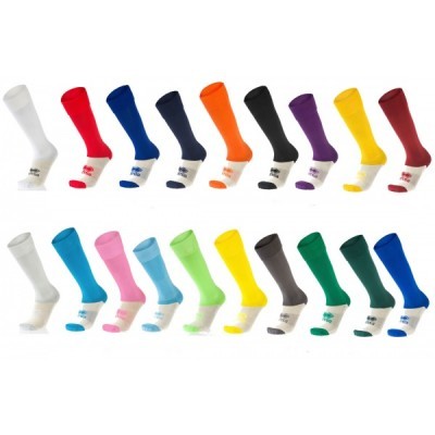 Meias compridas coloridas organizadas em duas filas sobre fundo branco