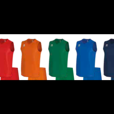 Sete conjuntos de roupa desportiva sem mangas em várias cores alinhados sobre fundo branco.