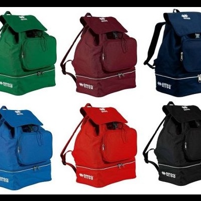 Seis mochilas esportivas ERREA em verde, bordô, azul escuro, azul claro, vermelho e preto