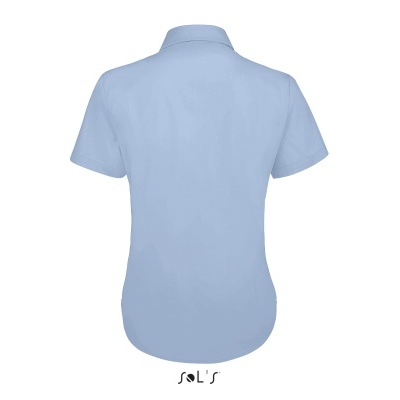 Camisola azul clara de manga curta vista de costas com gola e tecido liso