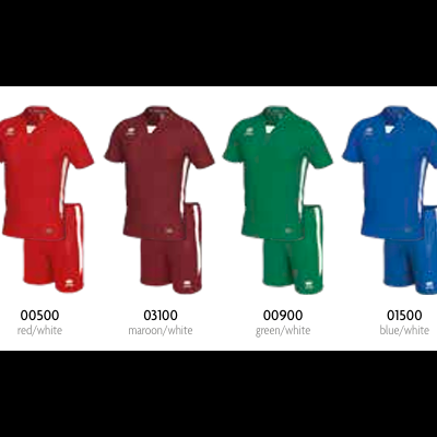 Conjuntos de roupa desportiva de várias cores com camisola de manga curta e calções