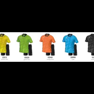 Cinco polos desportivos coloridos com padrão abstracto e gola preta