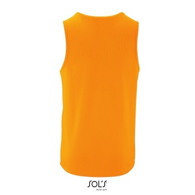 Camiseta sem mangas laranja vista de traseira com logo SOL'S em fundo branco