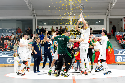 Jogadores de hóquei em patins celebrando uma vitória num pavilhão com público e confetes amarelos.