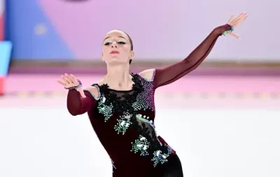 Collant de ginástica rítmica vinho com lantejoulas prateadas em apresentação