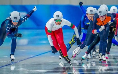 Patinadores de velocidade no gelo em competição na pista de gelo