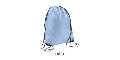 Mochila saco azul claro com cordões pretos e marca SOL'S