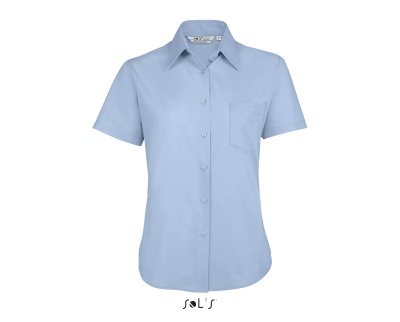 Camisa feminina azul claro de manga curta com bolso no peito