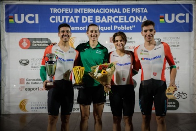 Quatro ciclistas portugueses com troféus no pódio do Trofeu Internacional de Pista Ciutat de Barcelona