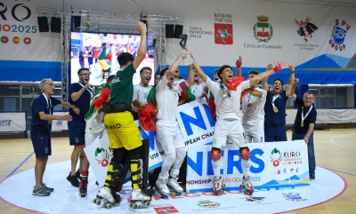 Jogadores de hóquei em patins celebrando vitória em pista coberta