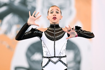 Fato branco e preto com cristais brilhantes usado por jovem dançarina em palco