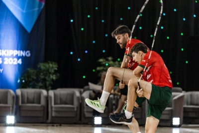 Dois homens a saltar corda dupla em competição