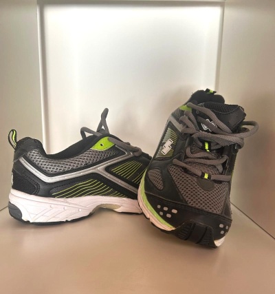 Par de sapatilhas desportivas cinzento, preto e verde-limão