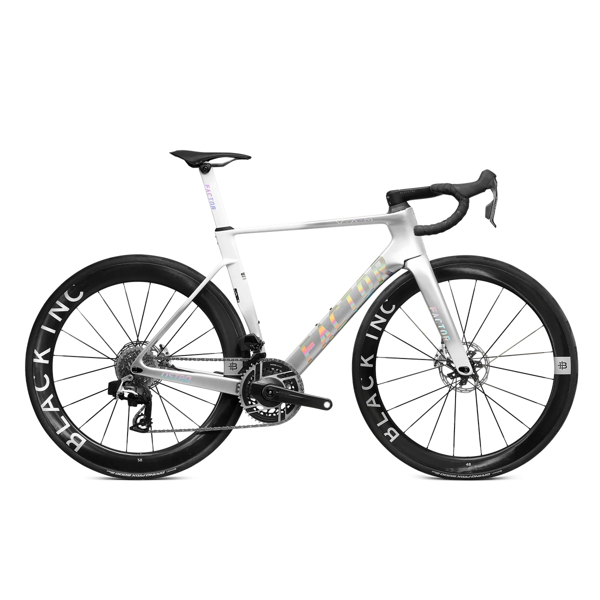 Bicicleta de estrada branca com rodas Black Inc e selim preto