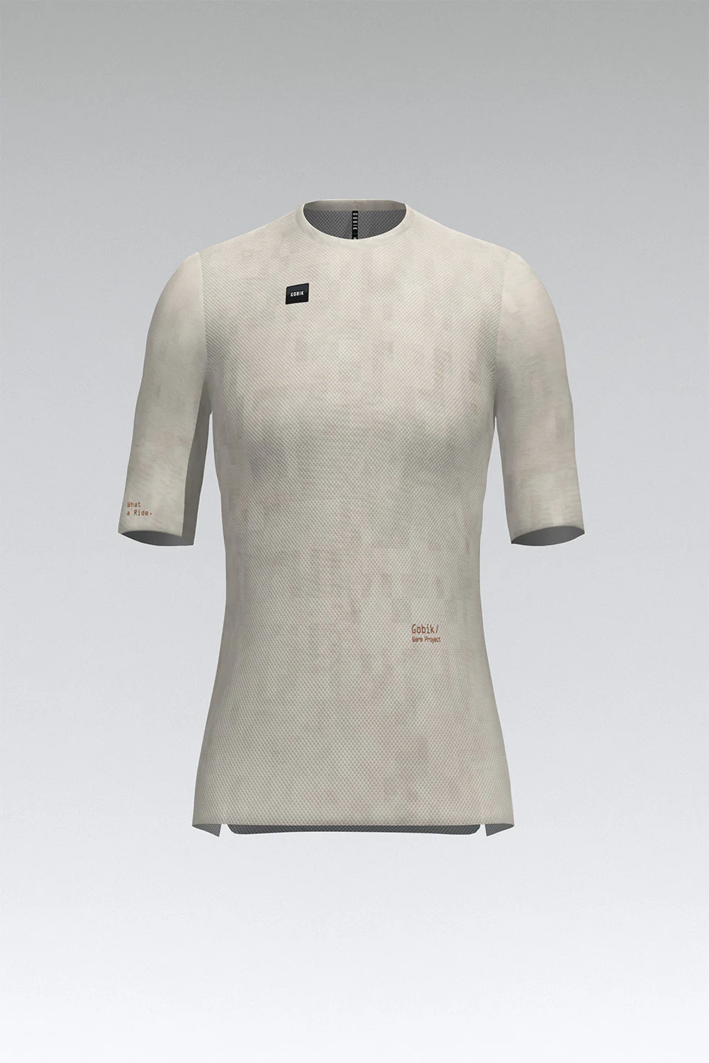 Camisola de manga curta texturizada branca com etiquetas pretas e vermelhas