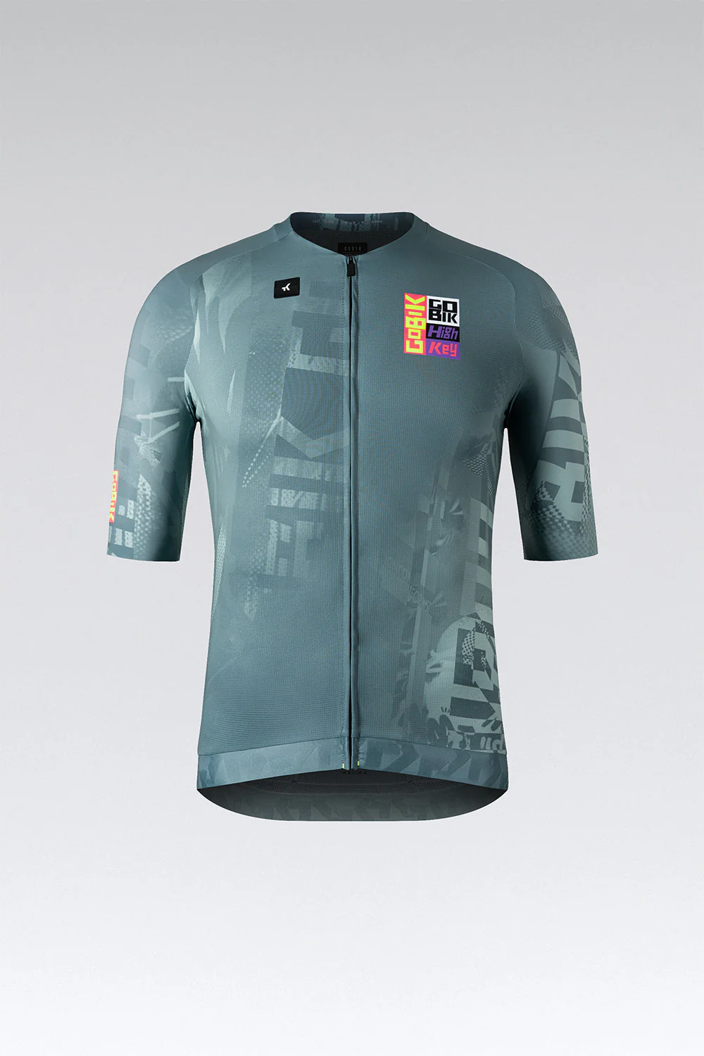 Camisola de ciclismo cinza com padrões e texto colorido no peito