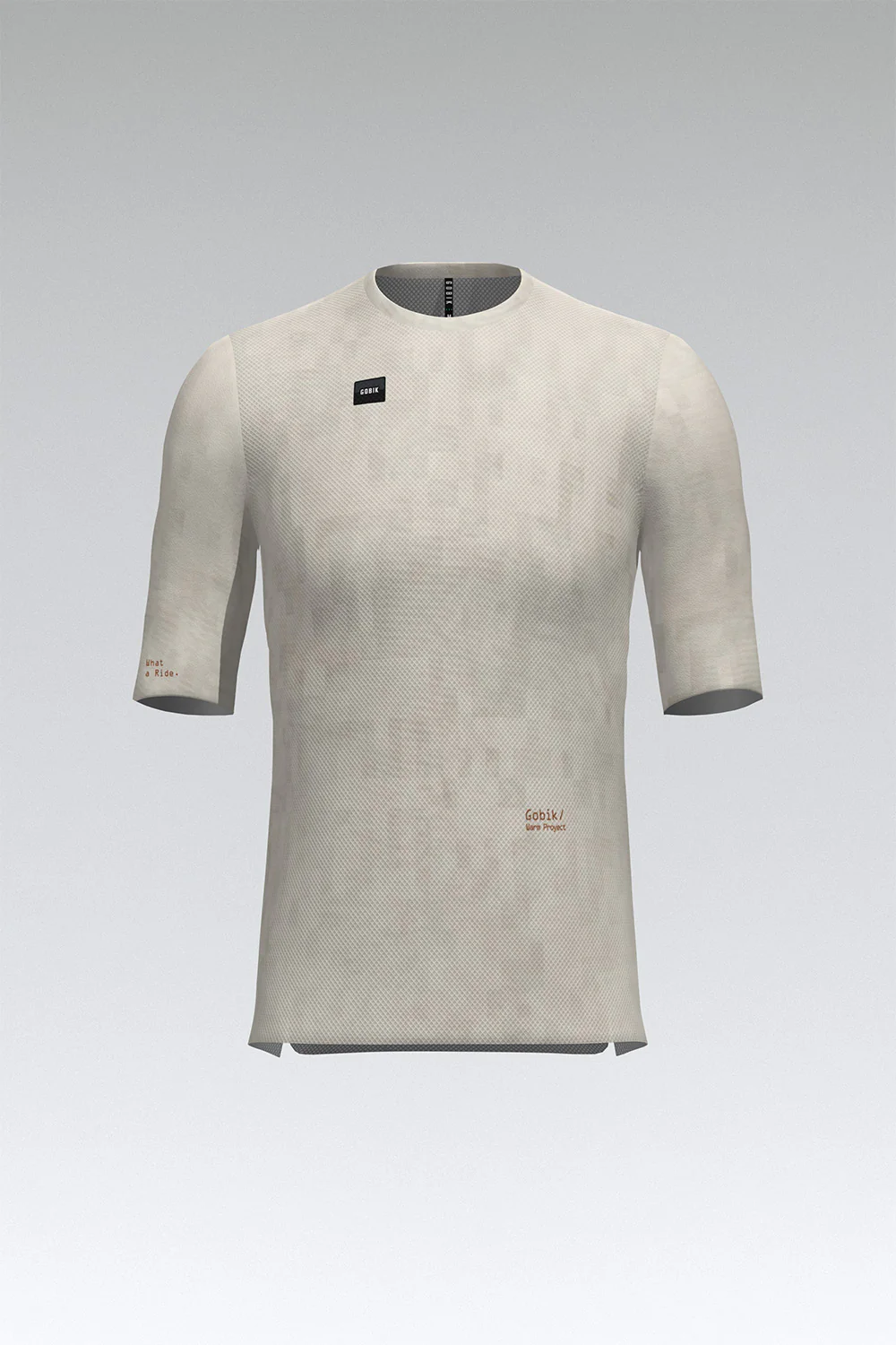 T-shirt cinzenta clara de manga curta com pequenos textos no peito e na parte inferior