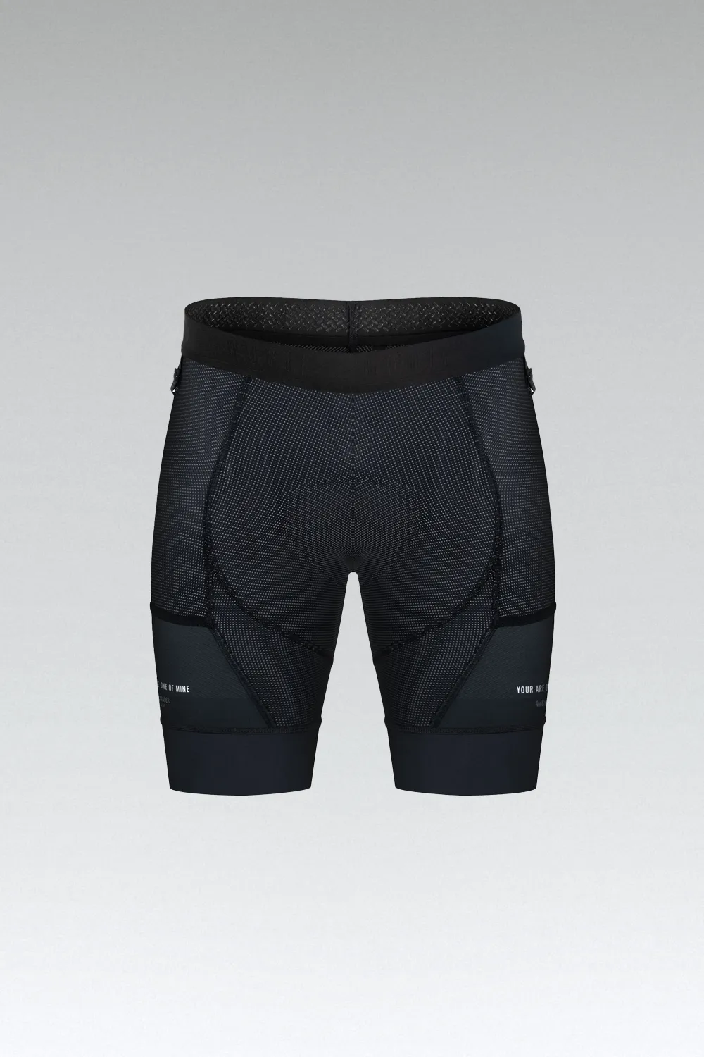 Calções desportivos pretos com texto branco e detalhe em várias texturas