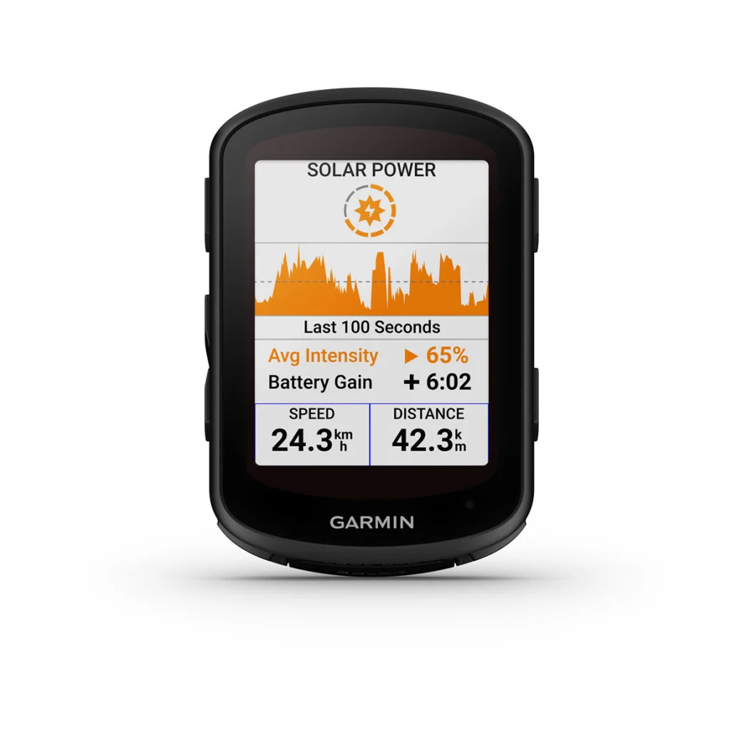 Dispositivo GPS Garmin preto com ecrã digital mostrando dados de potência solar e métricas de ciclismo.