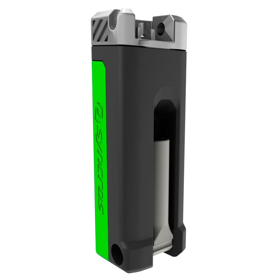 Isqueiro preto com detalhes verdes e texto ZYSTAGES