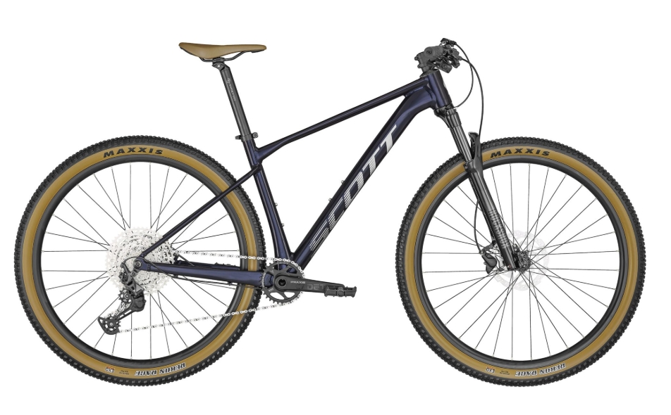 Bicicleta de montanha preta com pneus Maxxis e selim castanho