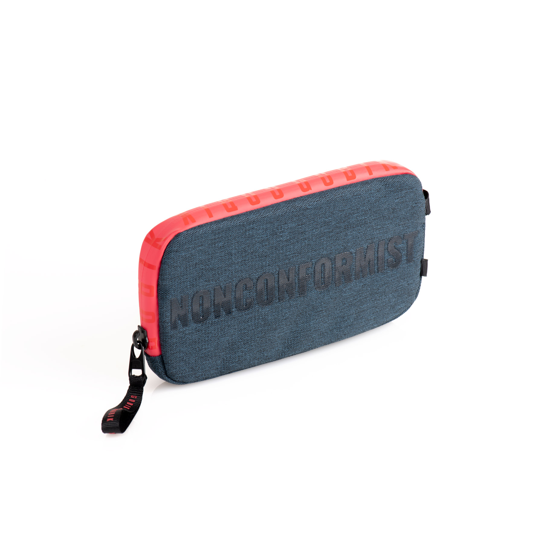 Bolsa rectangular azul escuro e vermelho com texto MONCONFORMIST