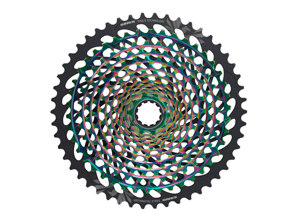 Cassete de bicicleta metálico circular preto com detalhes iridescentes e texto técnico