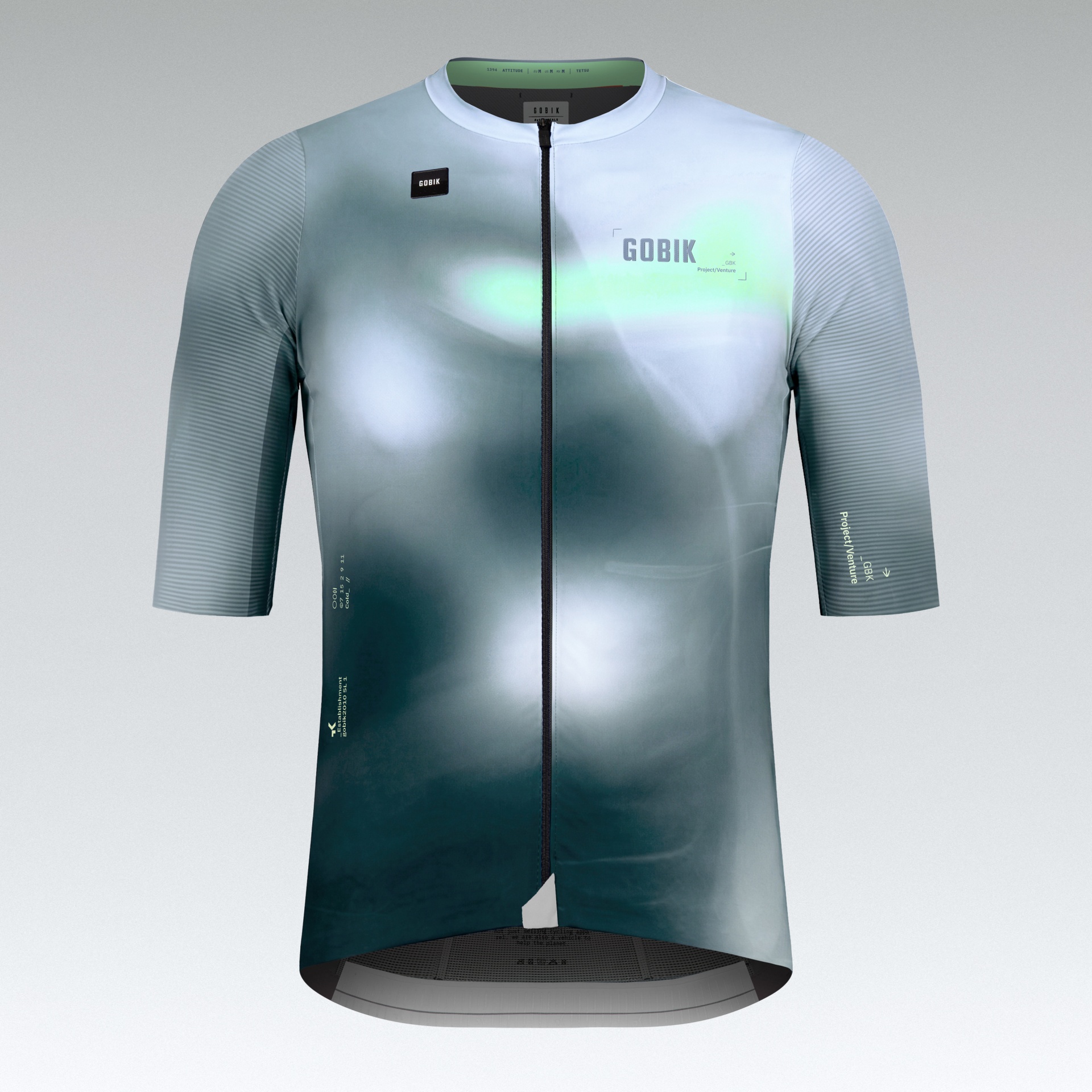 Camisola de ciclismo azul e branca com fecho preto e escrita GOBIK