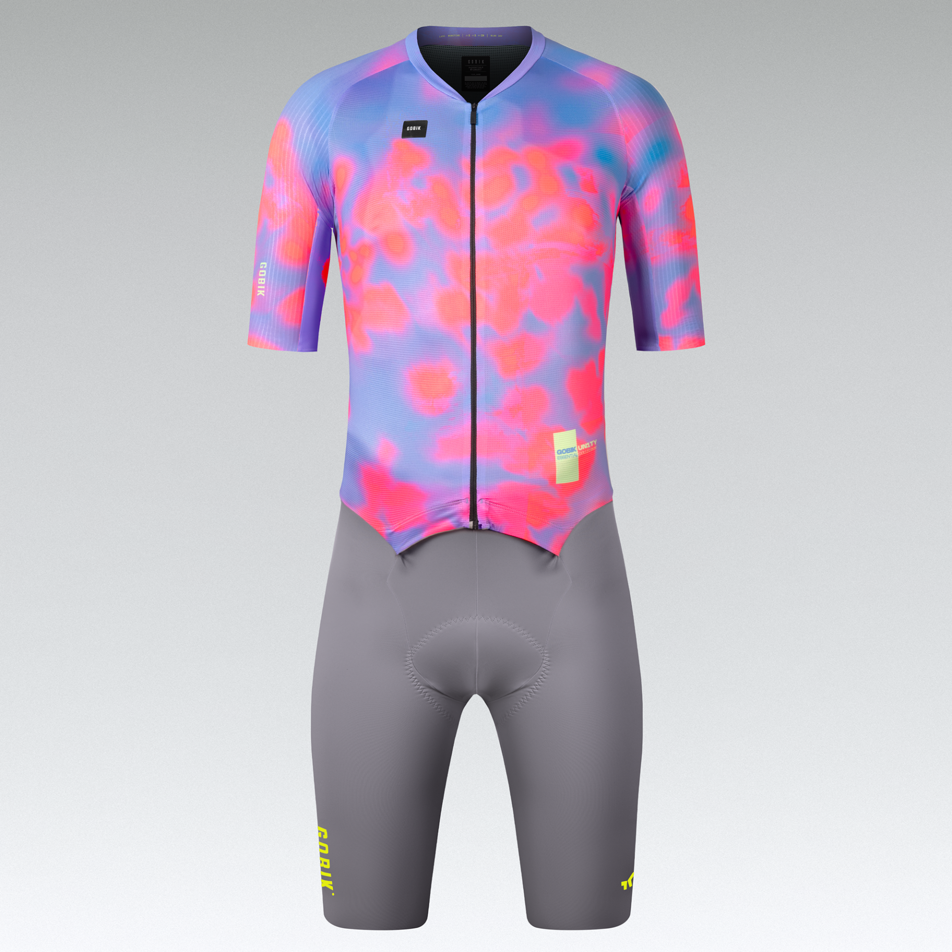 Conjunto de ciclismo com padrão azul e rosa, calções cinza com almofadado.