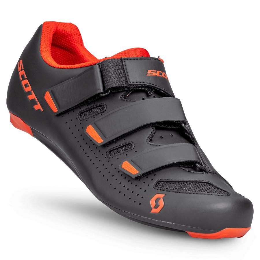Sapato de ciclismo preto e laranja com tiras de velcro da marca SCOTT