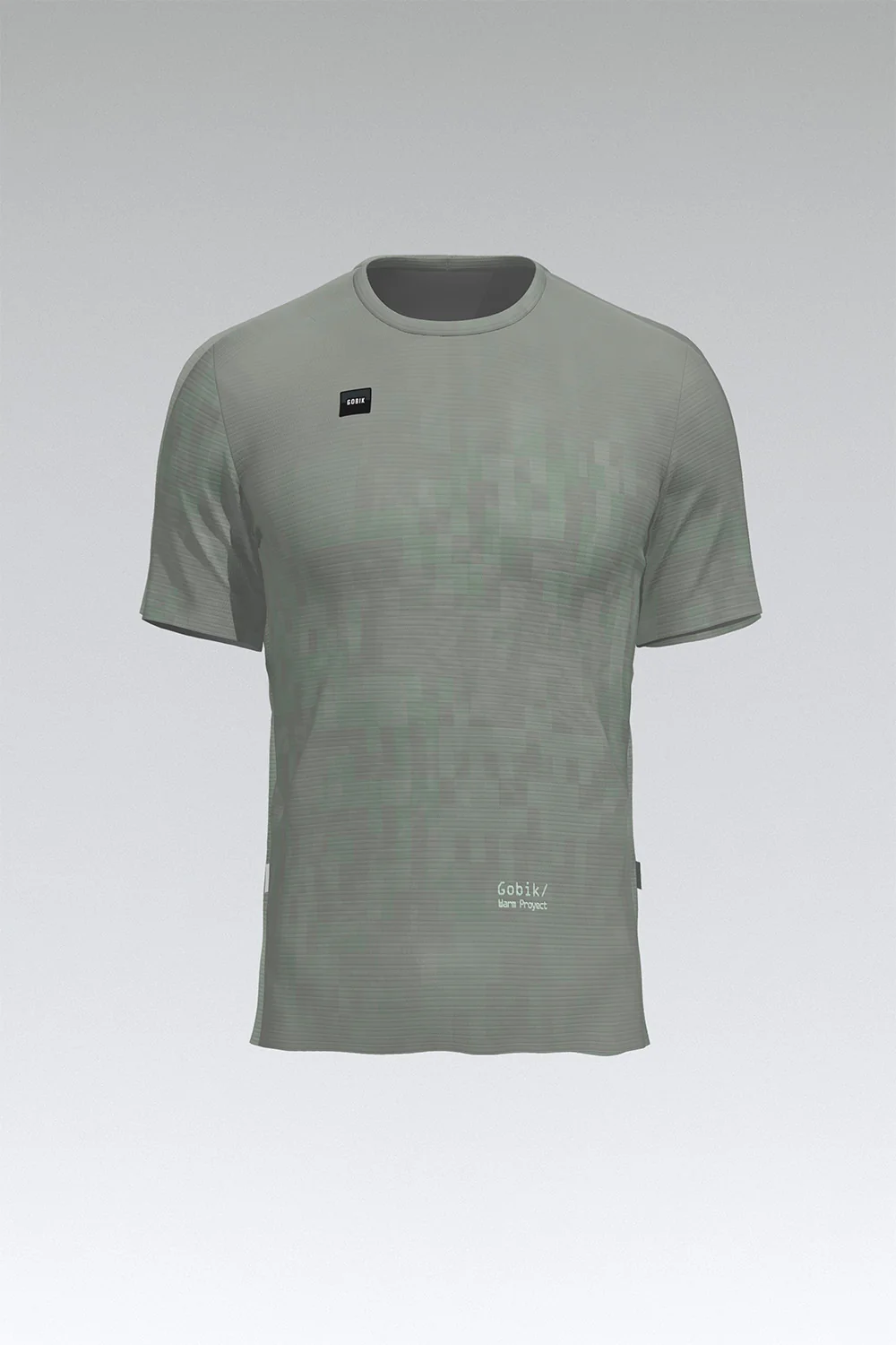 T-shirt cinza com emblemas pretos e brancos, fundo cinza claro