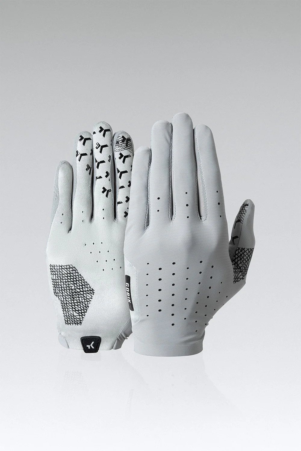 Luvas desportivas cinza claras com padrões pretos e perfurações
