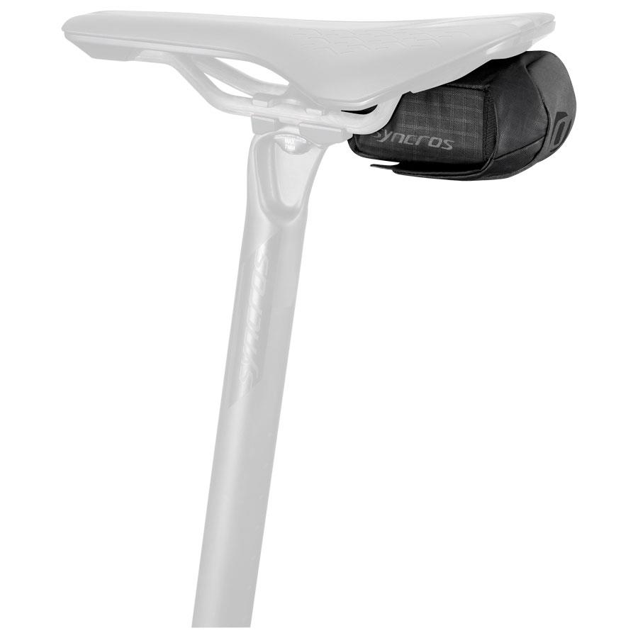 Bolsa pequena preta para selim de bicicleta com texto SYNCROS