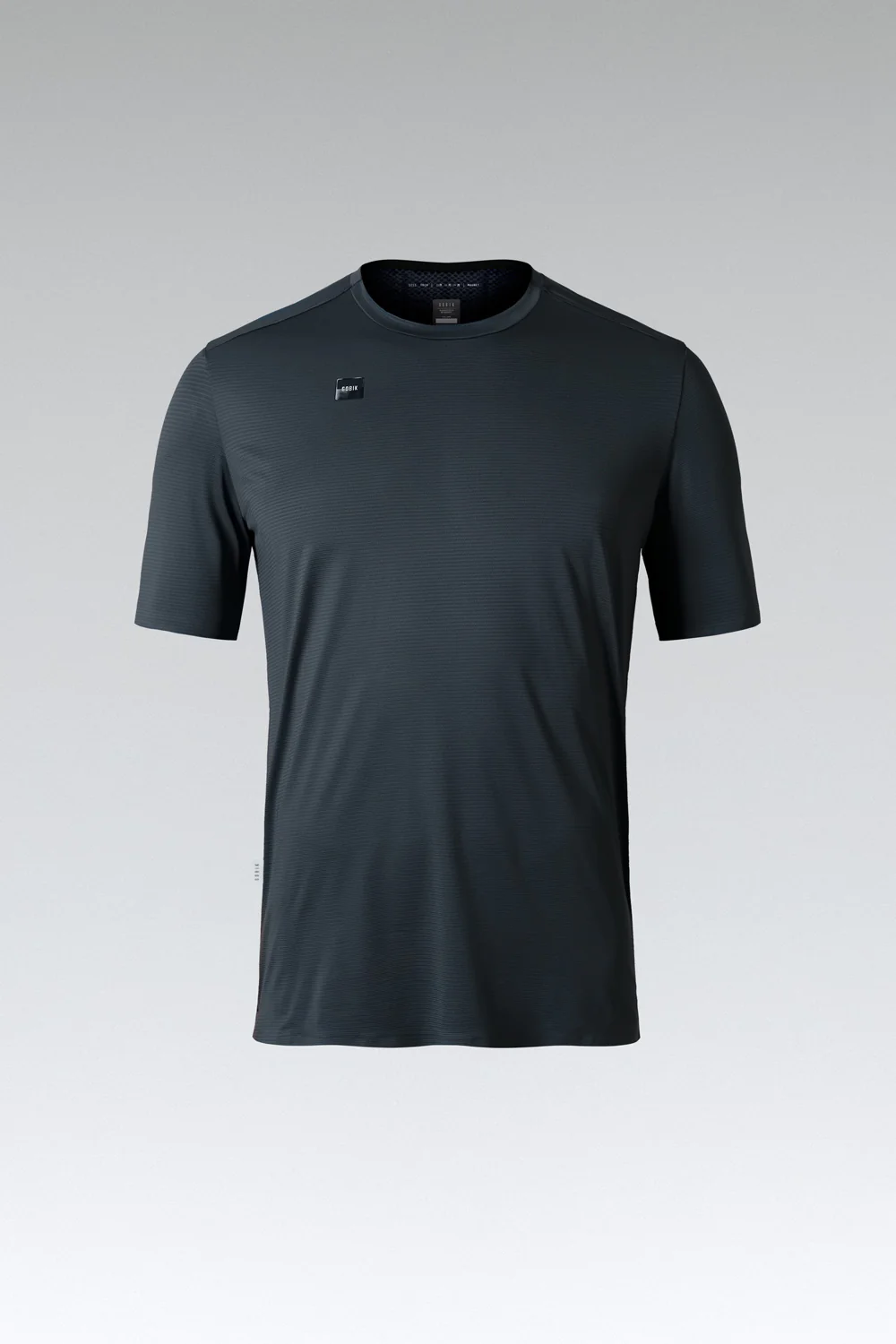 T-shirt preta de manga curta com padrão de riscas horizontais e etiquetas pequenas.