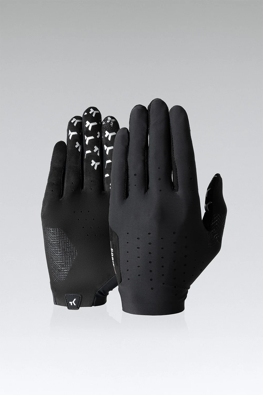 Luvas pretas com detalhes brancos e tecido perfurado