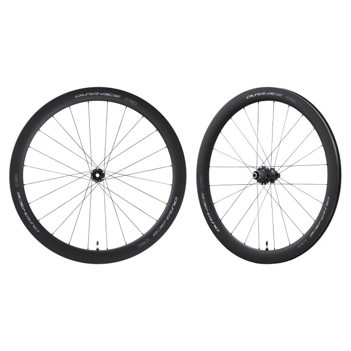 Duas rodas de bicicleta de aro de carbono preto com texto branco