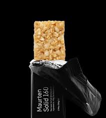 Barra de cereais Maurten Solid 160 embalagem preta e barra crocante