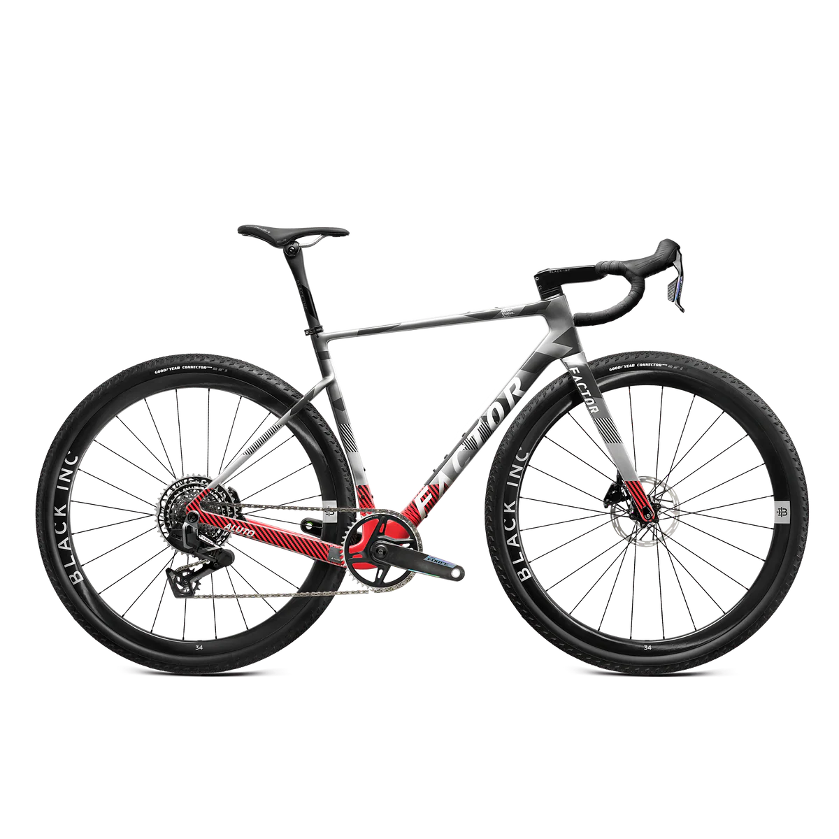 Bicicleta de estrada FACTOR cinzenta e vermelha com pneus GOODYEAR e rodas BLACK INC em fundo branco