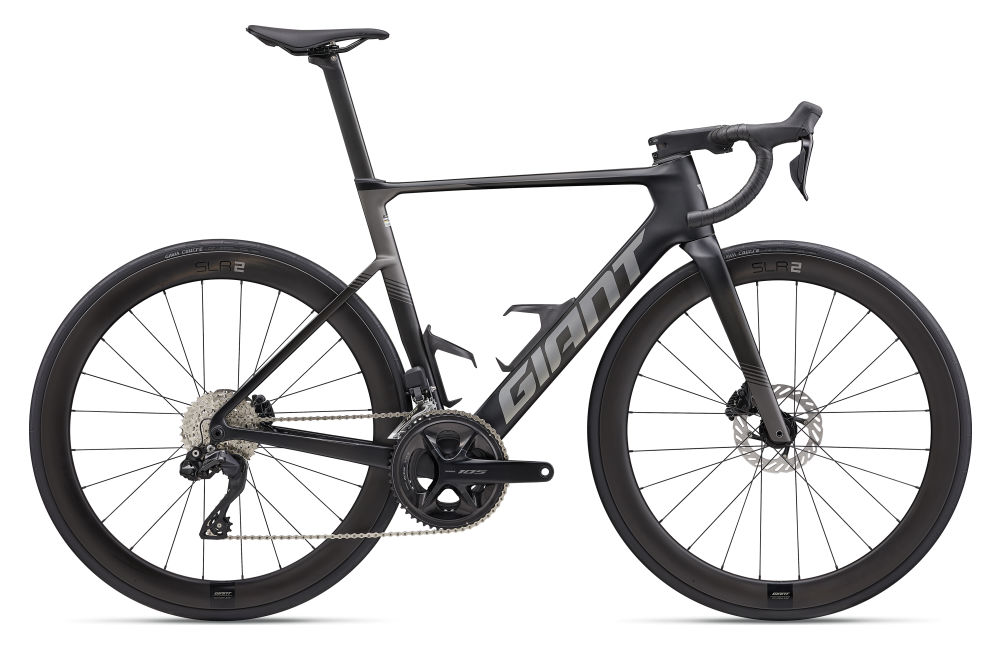 Bicicleta de estrada preta GIANT com quadro em carbono e rodas SLR 2