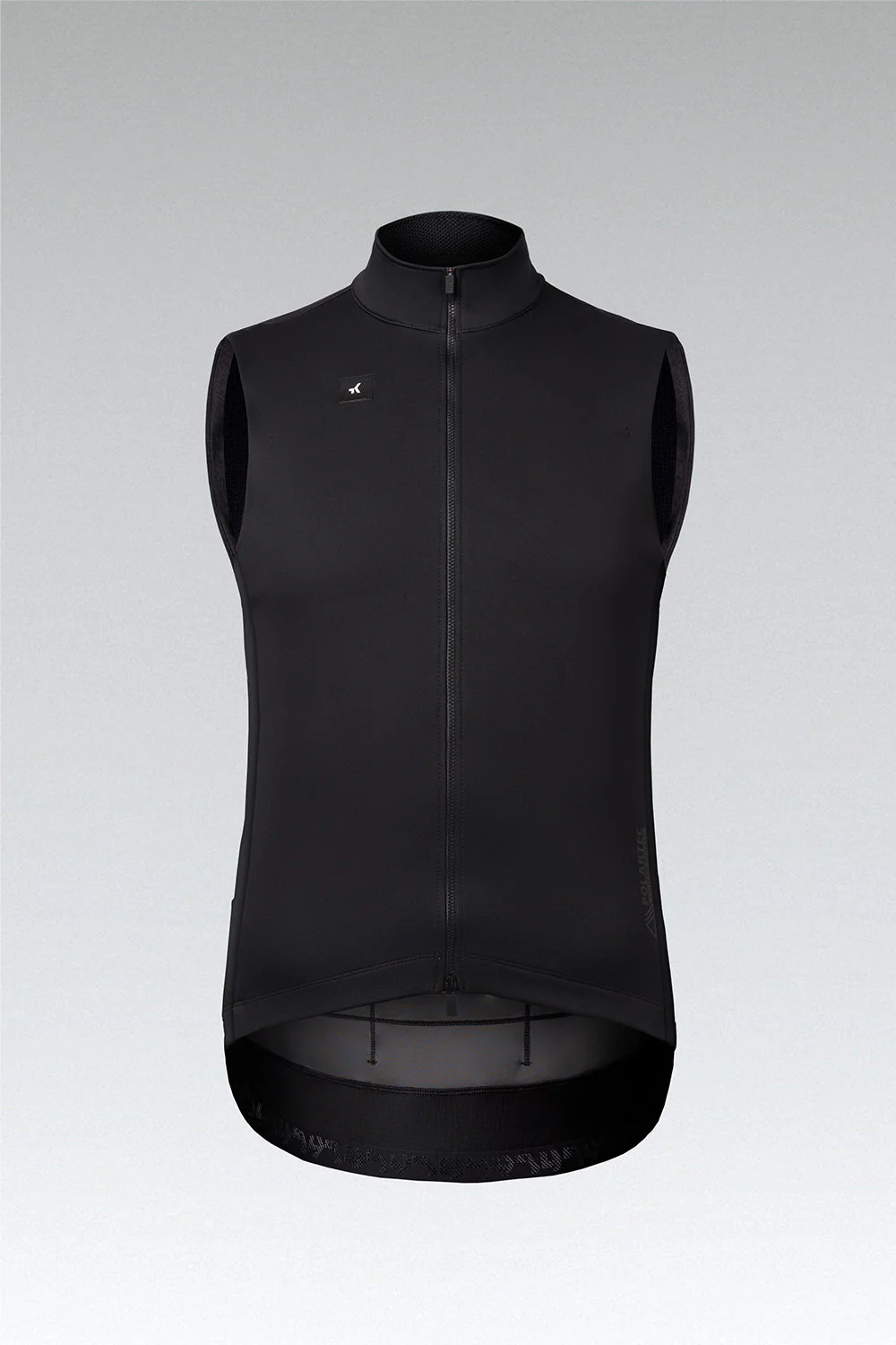 Colete preto de ciclismo com fecho frontal e logótipo branco no peito