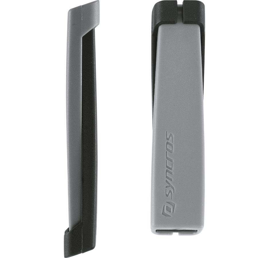 Extratores de pneus Syncros cinzento claro e preto em fundo branco