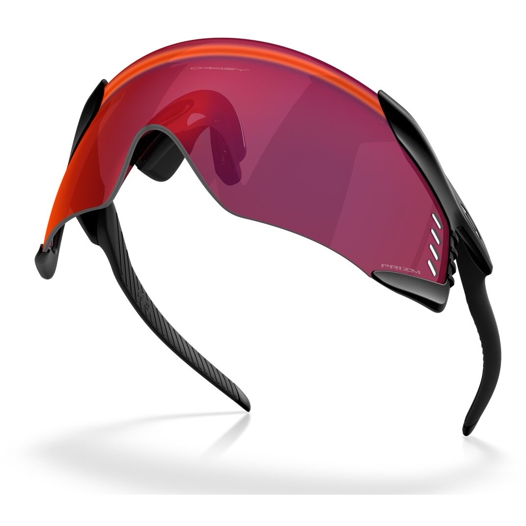 Óculos desportivos com lentes vermelhas e armação preta