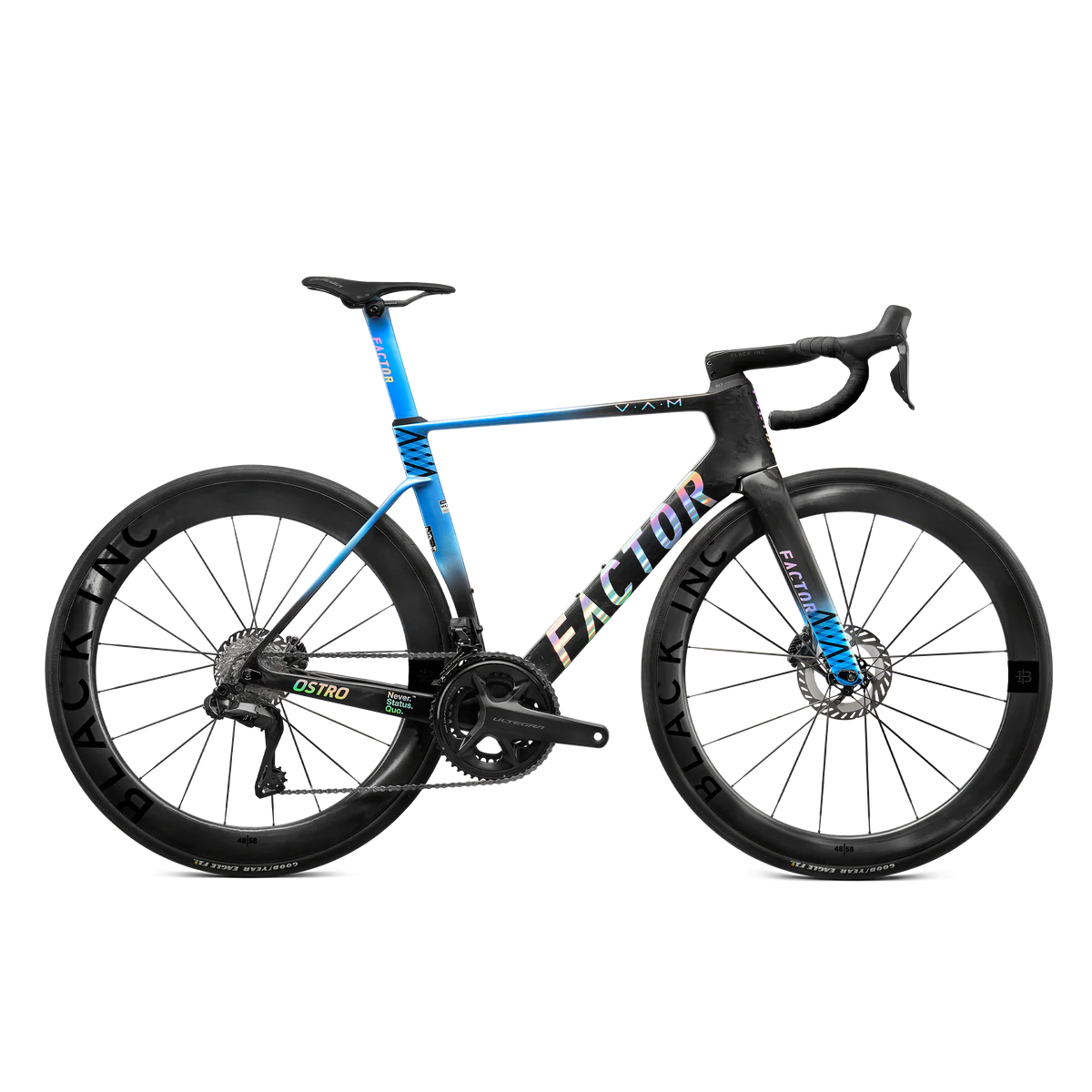 Bicicleta de estrada carbono azul e preto com rodas Black Inc e texto FACTOR