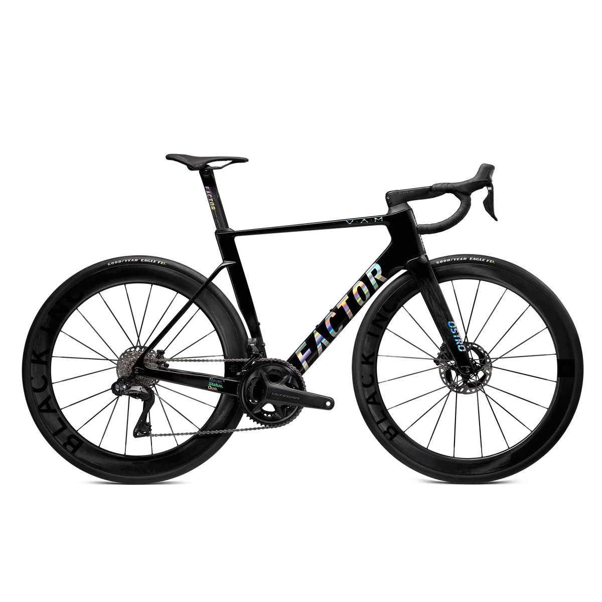 Bicicleta de corrida preta com rodas de carbono e vários logotipos