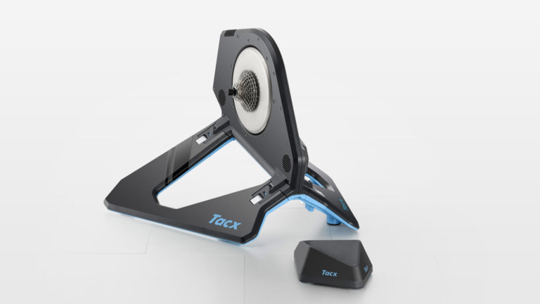 Aparelho de treino para bicicleta Tacx preto com detalhes azuis e suporte metalizado.