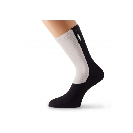 Meia desportiva preta e branca com logótipo