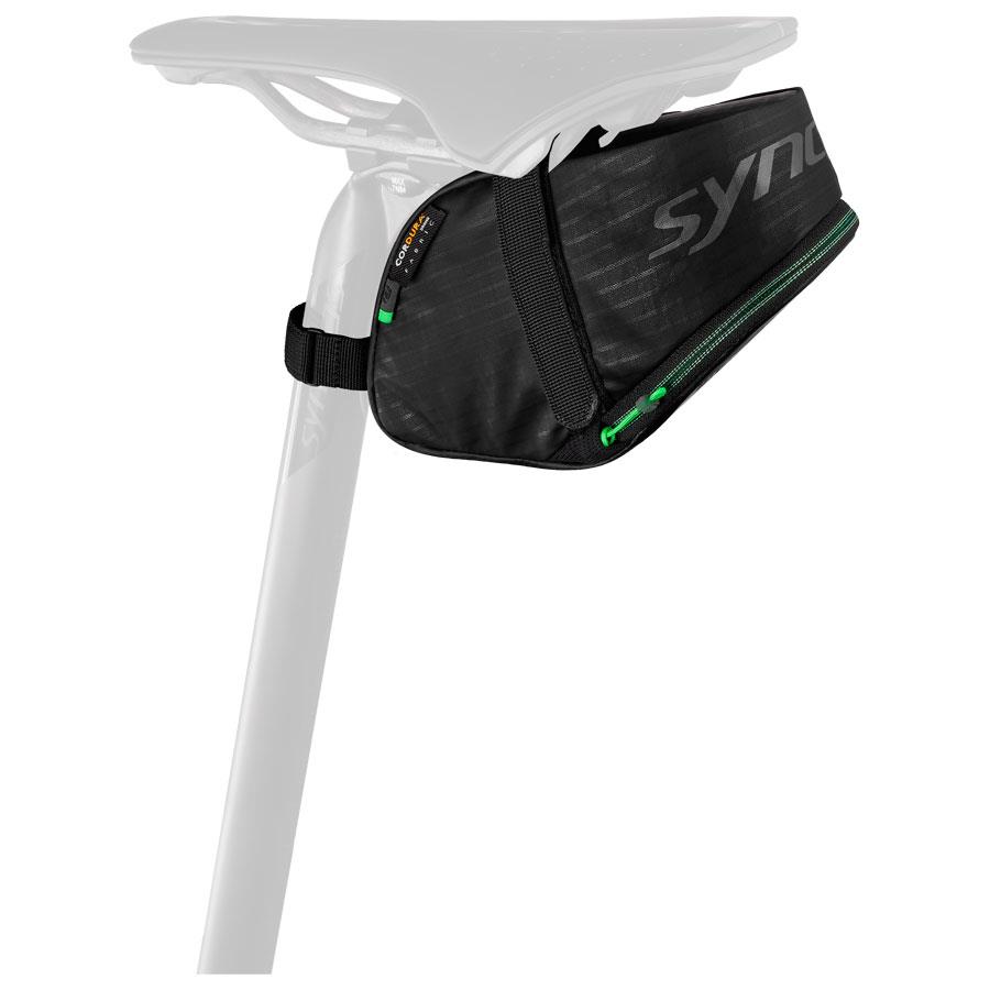 Mala preta para selim de bicicleta com fecho verde montada em selim